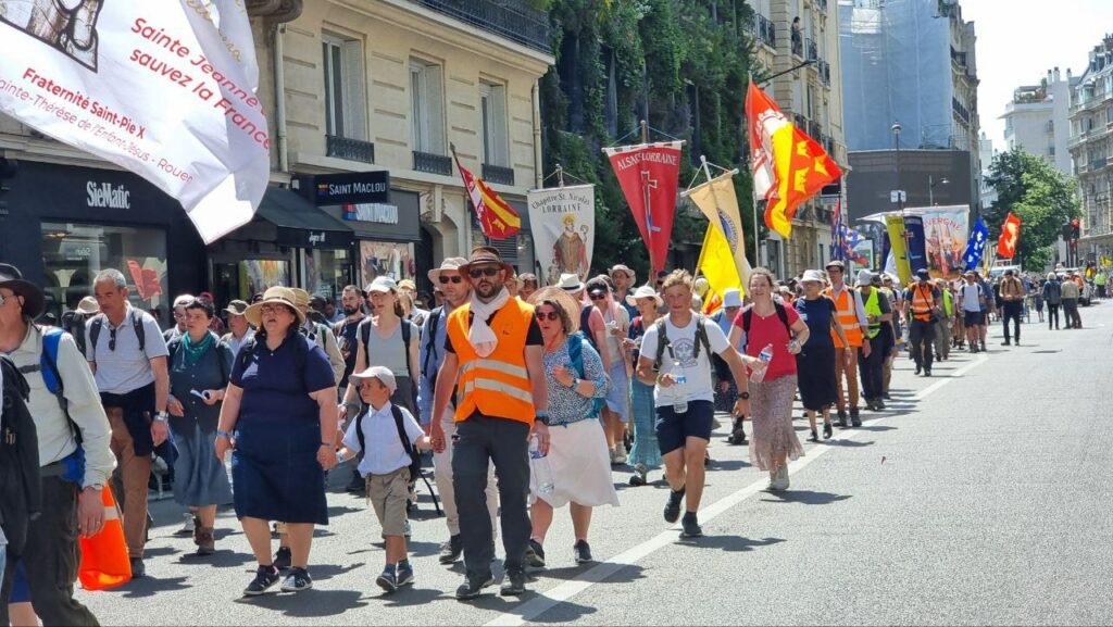 Le moment attendu de l'entrée dans Paris pour les pèlerins