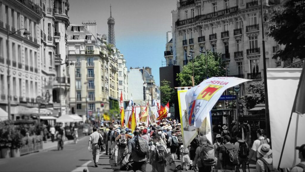 La traversée de Paris en chantant et en priant, bannières de Chrétienté au vent