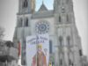 Bannière du chapitre de Lorraine au milieu de la foule de pèlerins