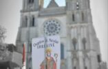 Bannière du chapitre de Lorraine au milieu de la foule de pèlerins