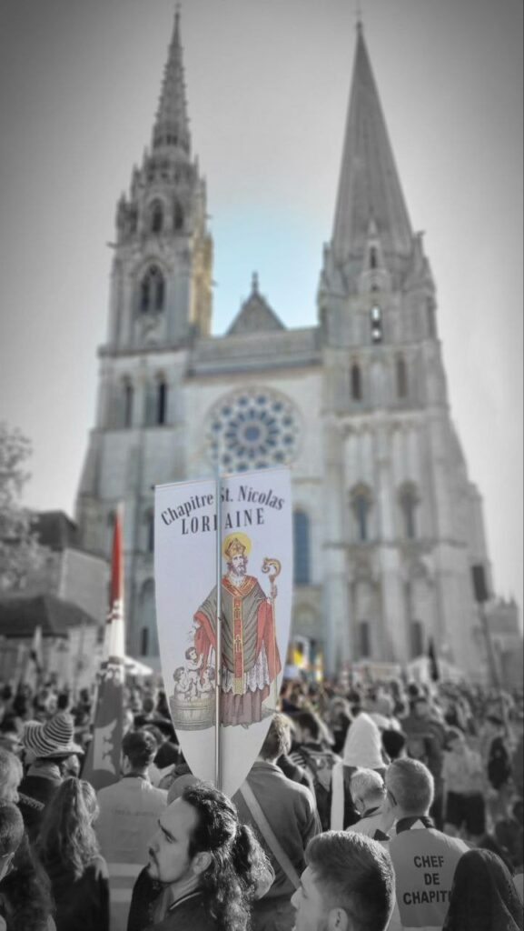 Bannière du chapitre de Lorraine au milieu de la foule de pèlerins