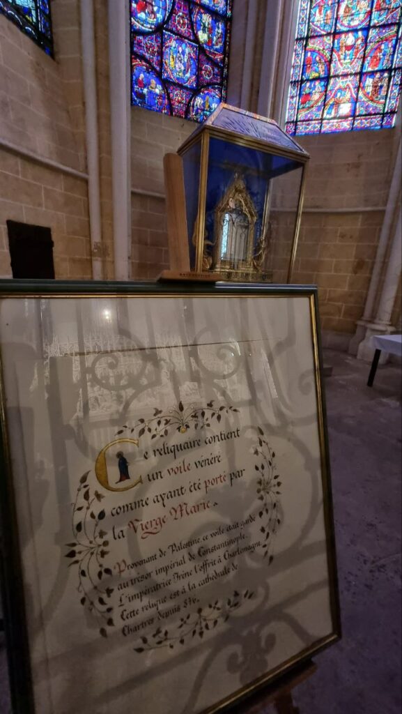 Avant le début du pèlerinage, certains pèlerins ont été prier devant le voile porté par la Vierge Marie et conservé à la cathédrale de Chartres 