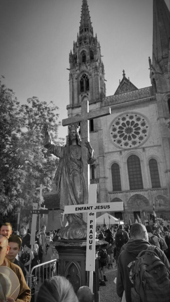 Le pèlerinage de Pentecôte de la Fraternité Saint Pie X a débuté ce samedi aux pieds de la Cathédrale de Chartres