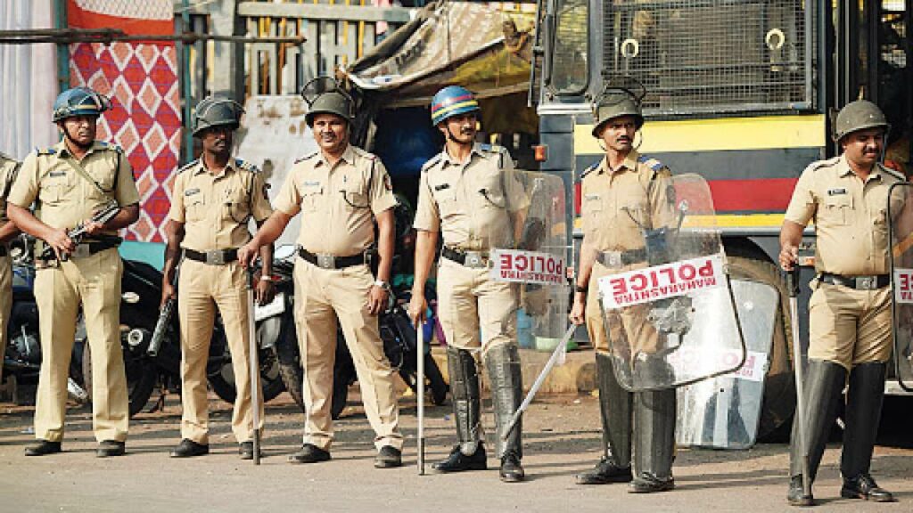 La police indienne frappe et arrête deux prêtres qui protestaient contre la profanation de l'autel