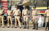 La police indienne frappe et arrête deux prêtres qui protestaient contre la profanation de l'autel
