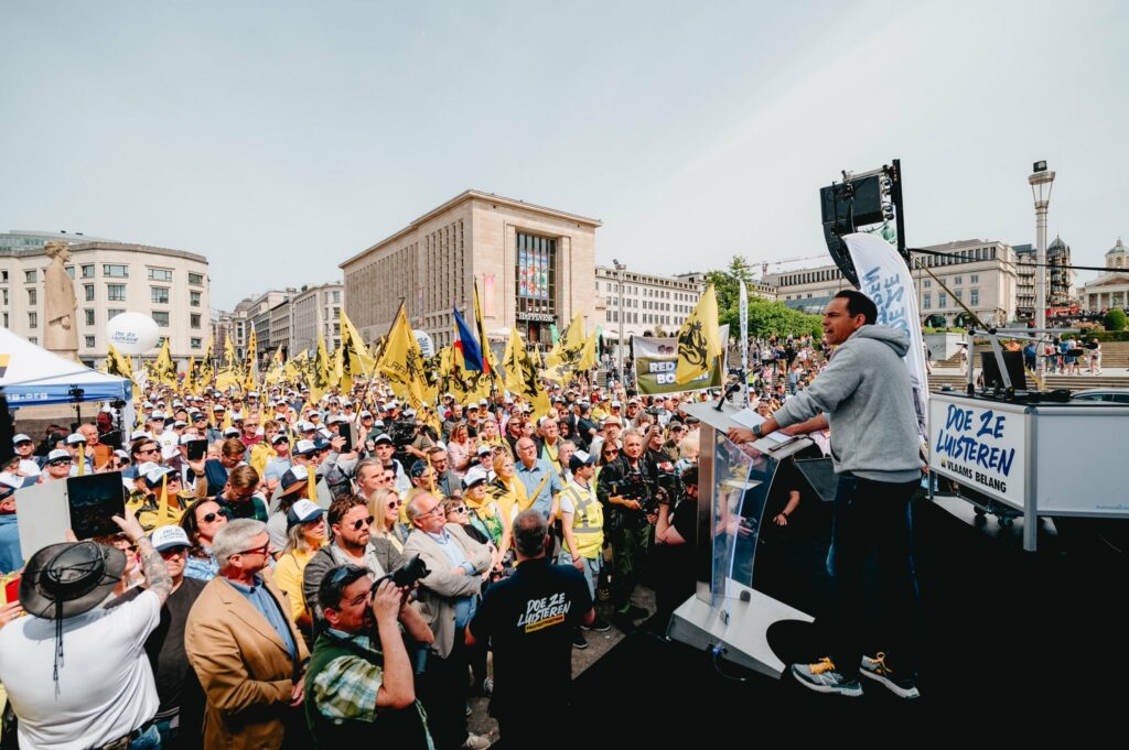 Enorme foule pour le meeting en plein air du Vlaams Belang que voulait interdire le bourgmestre de Bruxelles