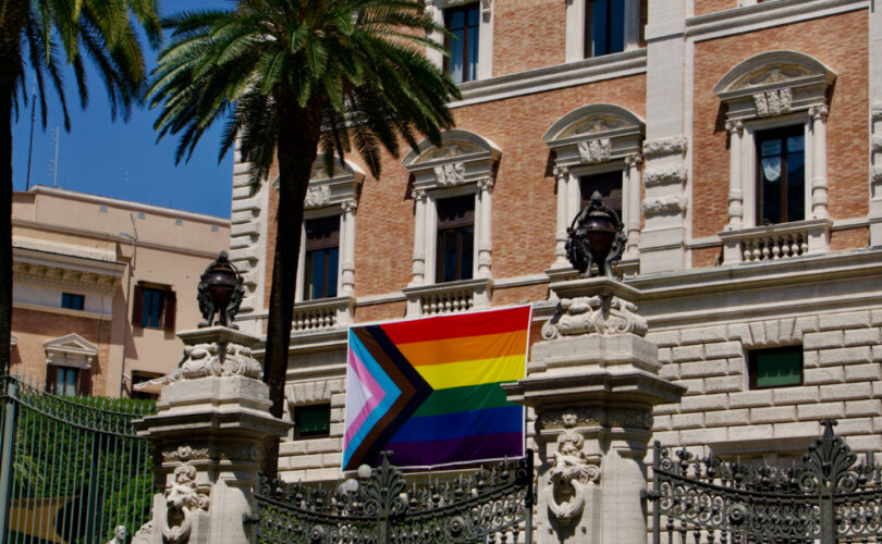 Provocation de l'ambassade des Etats-Unis auprès du Saint-Siège, arborant un drapeau transgenre-LGBT sur sa façade diplomatique