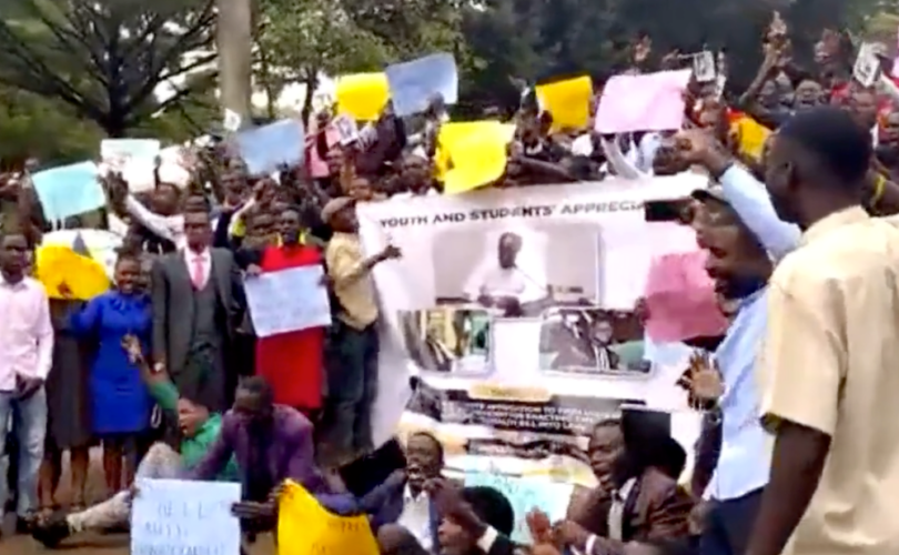 Les étudiants ougandais protestent contre chantage américain LGBT aux subventions