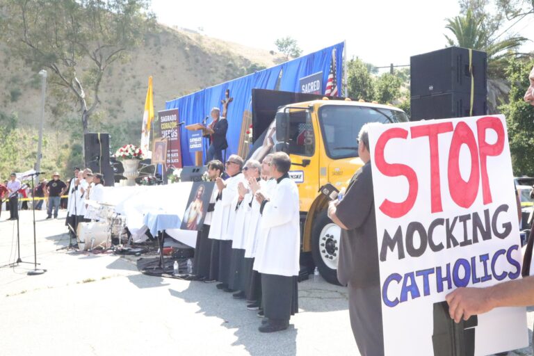 Message aux participants à la procession eucharistique en réparation des outrages blasphématoires des Dodgers de L.A. Usa-rassemblement-catholique-contre-blaspheme-dans-stade-768x512