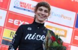 Austin Killips (à droite), photographiée sur le podium après une course en janvier 2023, est devenu le premier homme qui se définit comme une femme transgenre à remporter une épreuve cycliste officielle en mai.
