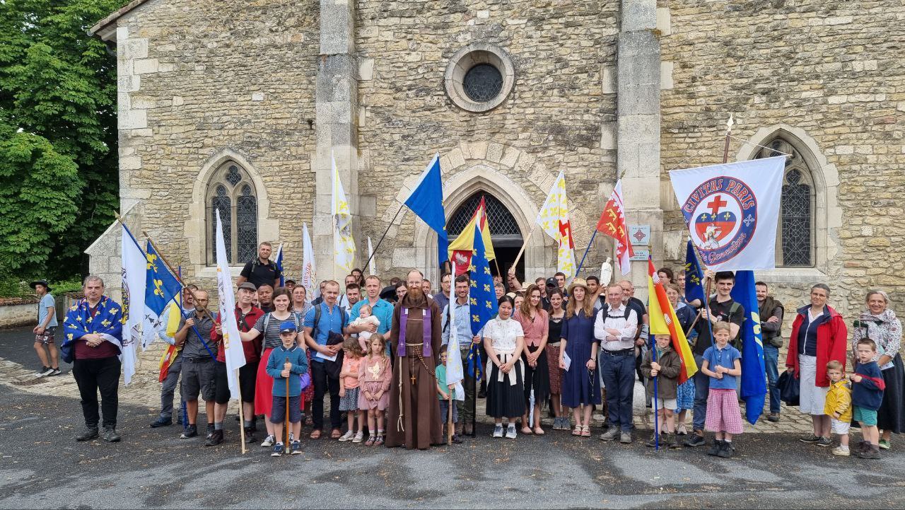 La photo de groupe lors de ce beau pèlerinage de Civitas Grand Est à Domrémy, sur les pas de Sainte Jeanne d'Arc