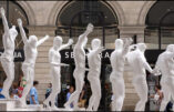 Ces statues, répliquées pour certaines en miroir, sont les copies d’une statue grecque d’Athéna du 19e siècle, d’un Poséidon, d’Apollon provenant du toit du palais Garnier, de la statue de la Liberté, et d’une figure du Christ crucifié.(sic) / Zu Zhen