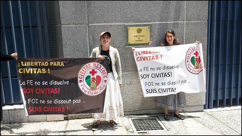 La délégation Civitas Mexique manifeste son soutien à Civitas France devant l’ambassade de France à Mexico