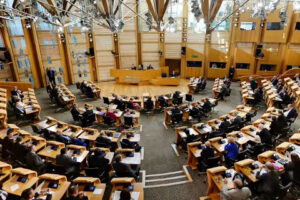 Le Parlement écossais débat d’une loi qui interdirait la prière silencieuse à proximité d’une clinique d’avortement