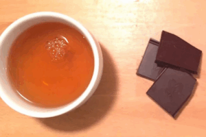 Le thé et le cacao peuvent compenser les risques pour la santé liés à une position assise excessive