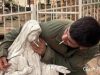 Mai 2026 - Un soldat israélien dégrade une statue de la Vierge Marie