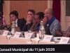 Kevin NADER tenant le crucifix lord du conseil municipal d'Ivry : capture d'écran compte X